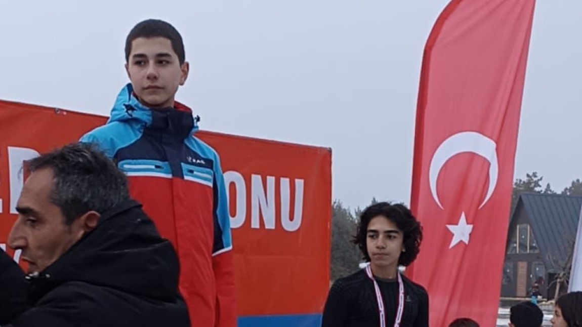 9.sinif öğrencimiz Mücahid Fuad KORKMAZ  Türkiye Kayak şampiyonasında Türkiye 3.sü olmuştur.